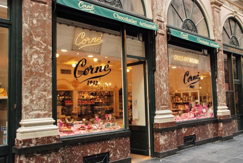 vitrine-CAGNES SUR MER-min_chocolate_chocolaterie_shop_luxury_chic_gallery_brussels_belgium-558146