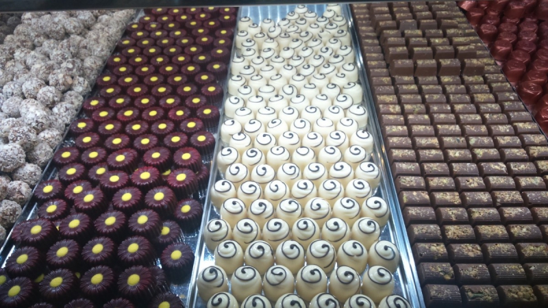 vitrine-CAGNES SUR MER-min_chocolates_milk_chocolate_white_chocolate_truffles_candy_food_treat_cacao-1213769